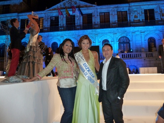 Miss Bizkaia, Celia Eugenia Calvo, con Manuel y Ariana